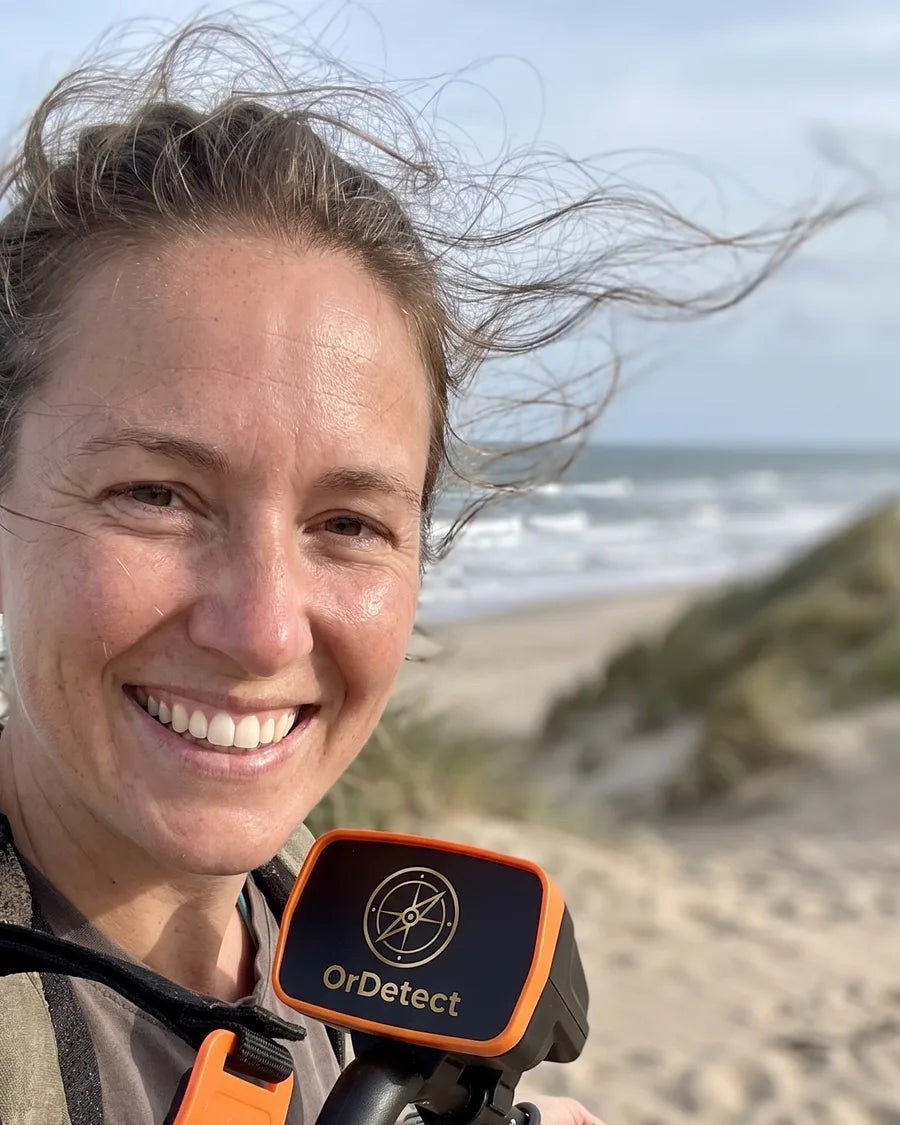 Prospection au détecteur sur une plage venteuse