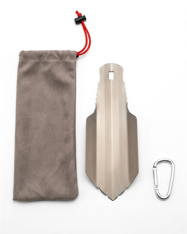 Pelle de fouille compacte en titane Ordetect avec sa housse taupe et son mousqueton, sur fond blanc