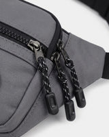 Sacoche ceinture de prospection Ordetect, gros plan sur les tirettes de zip en cordelette et le tissu gris ardoise